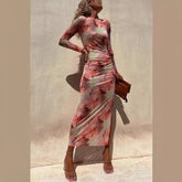 Langärmliges, figurbetontes Midikleid mit Batikmuster
